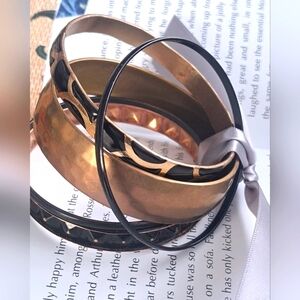 Set of 4 bangle bracelets in gold and black tones